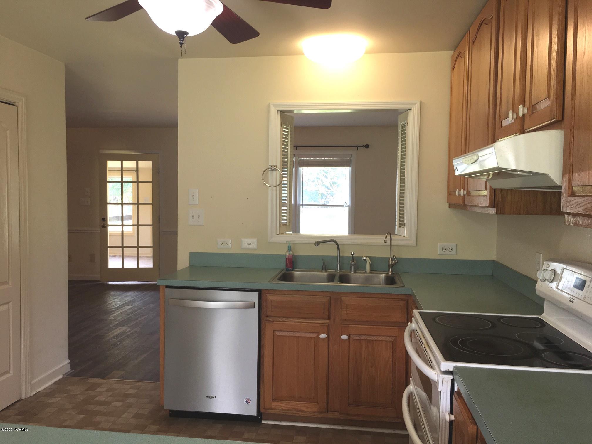 225 Ingram Road Beaufort, NC 28516 - Photo 18 of 31 Kitchen
