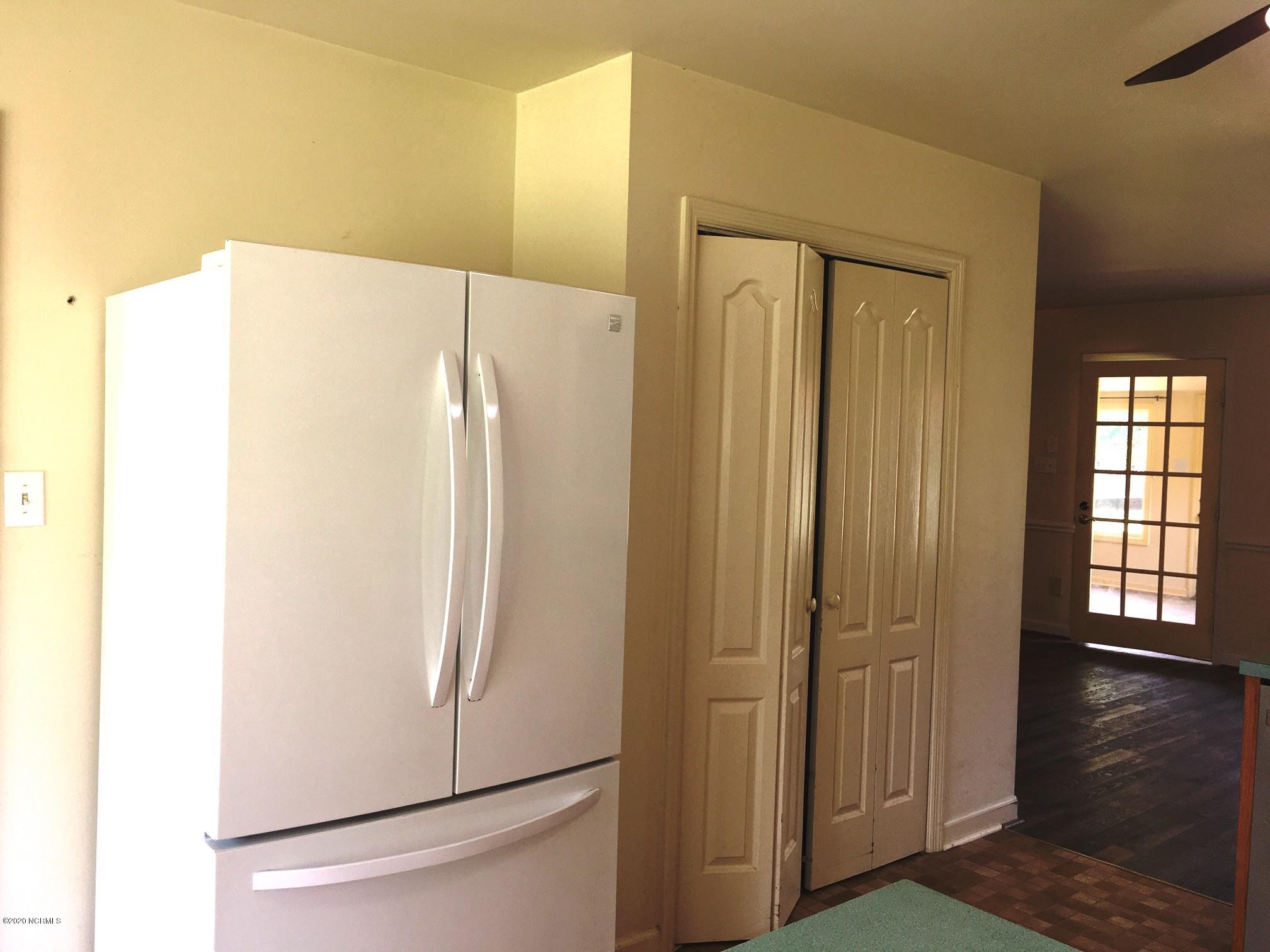 225 Ingram Road Beaufort, NC 28516 - Photo 19 of 31 Refrigerator-Pantry