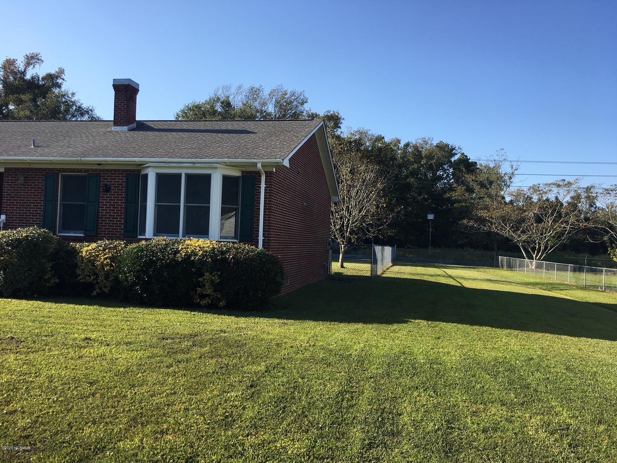 225 Ingram Road Beaufort, NC 28516 - Photo 4 of 31 Side-Fenced Yard