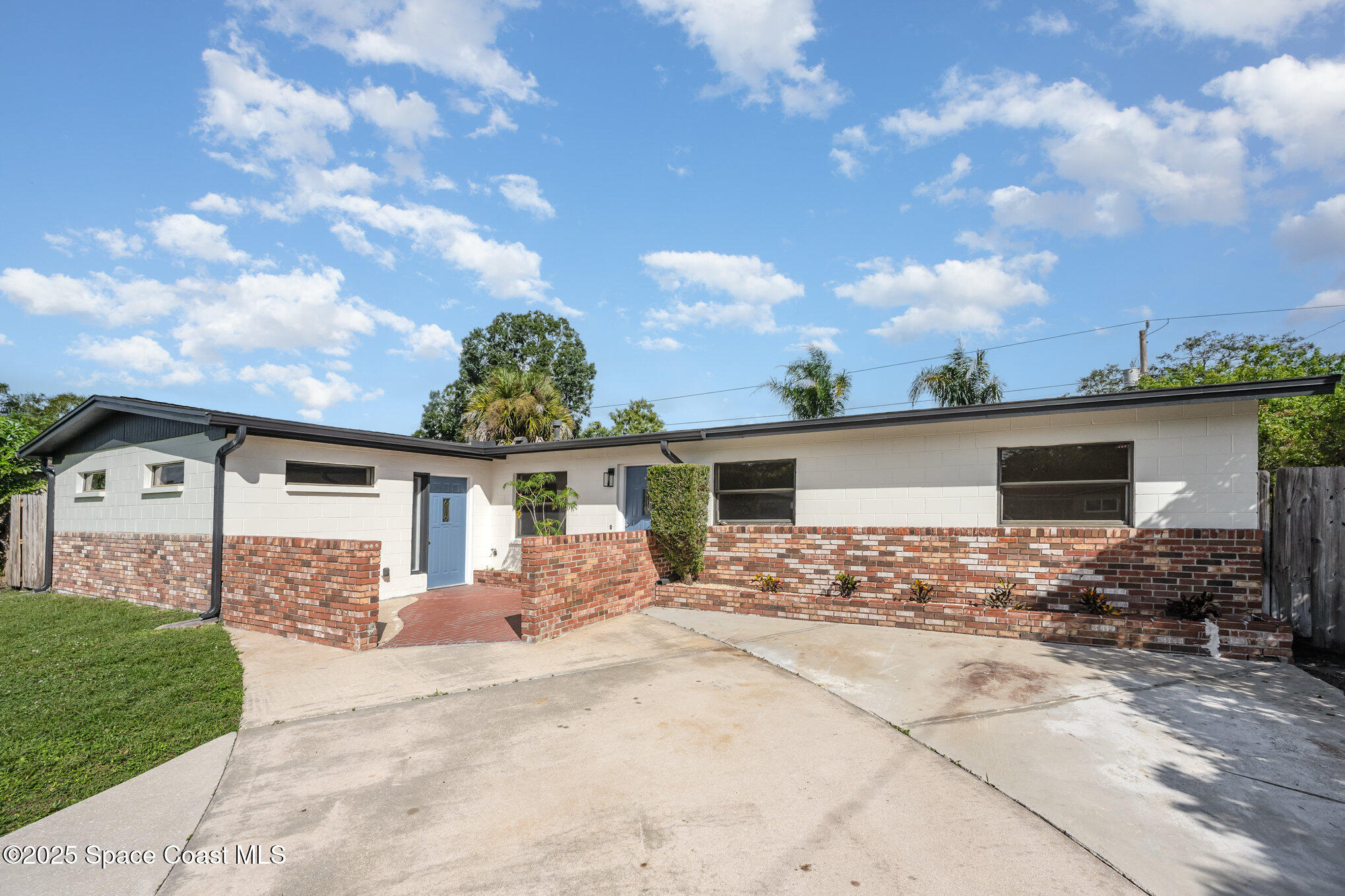 a view of house with a outdoor space