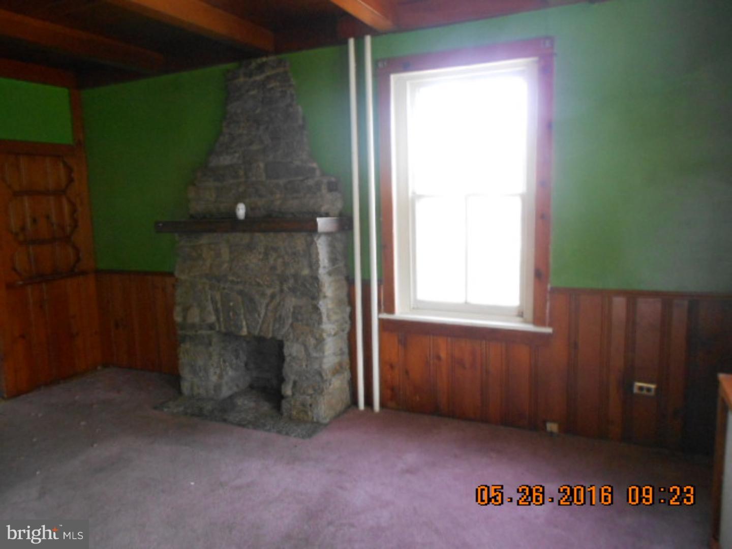 400 Holly Road Lansdowne, PA 19050 - Photo 6 of 16 Living Room