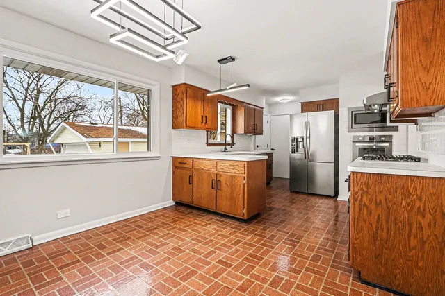 $224,700 | 16914 Parkside Avenue, South Holland, IL 60473