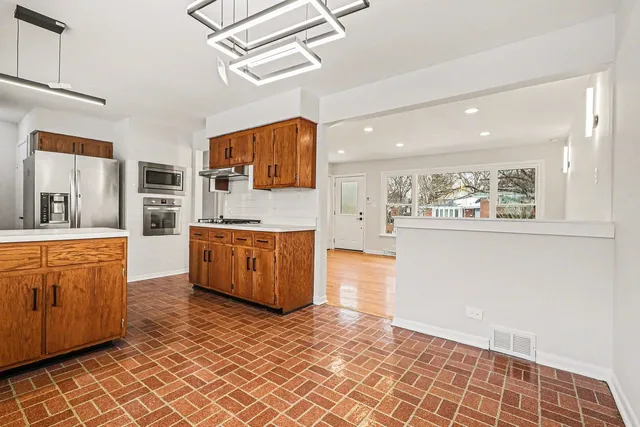 $224,700 | 16914 Parkside Avenue, South Holland, IL 60473