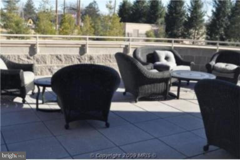 2726 Gallows Road, Unit 1416 Vienna, VA 22180 - Photo 21 of 22 a view of a outdoor seating