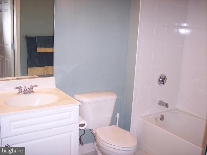 2726 Gallows Road, Unit 1416 Vienna, VA 22180 - Photo 10 of 22 a bathroom with a sink a toilet and bathtub