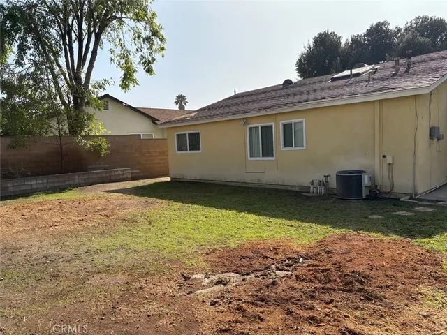 a view of a house with a backyard