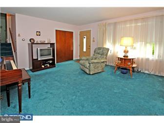 1074 Victoria Road Warminster, PA 18974 - Photo 5 of 12 Living Room