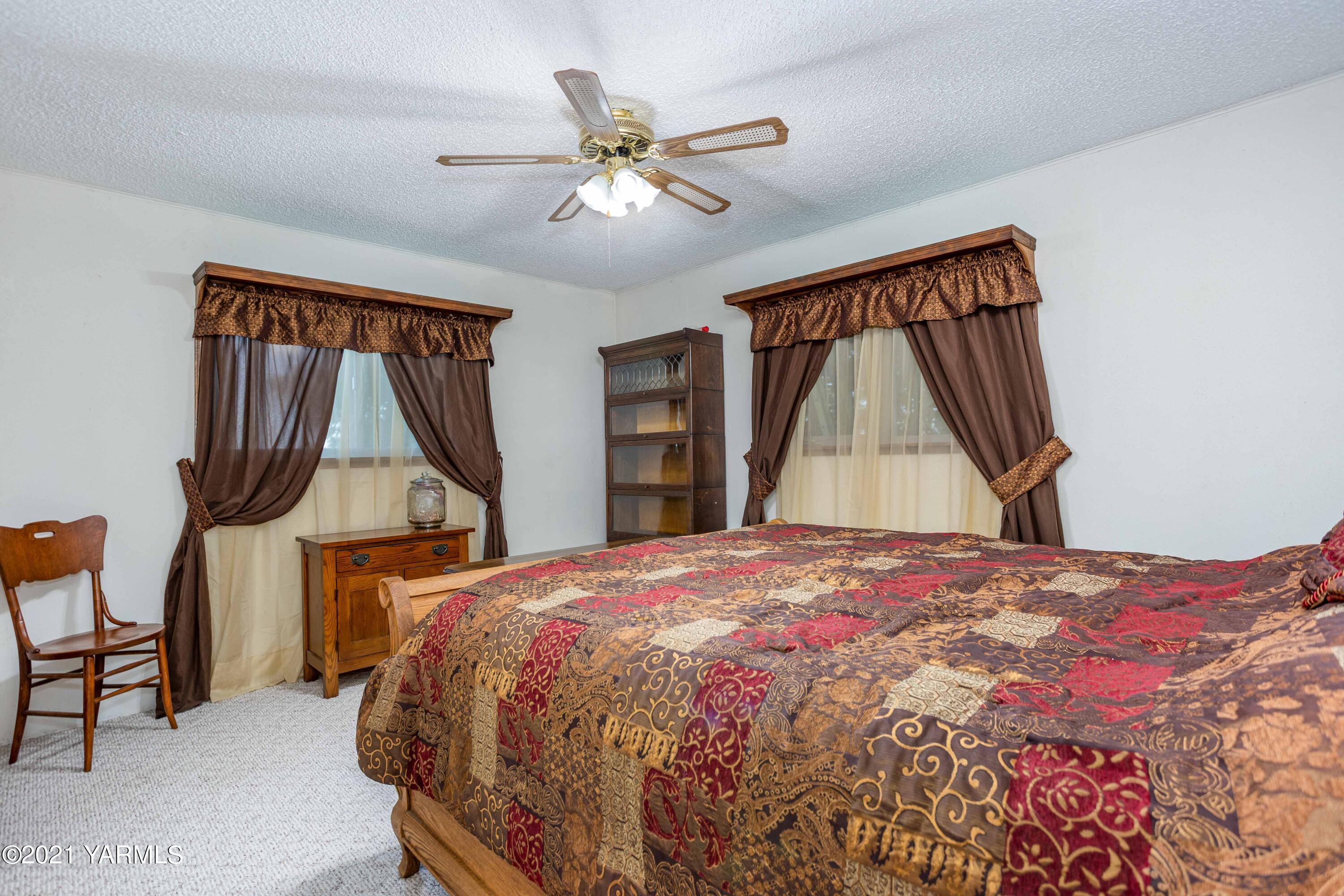 800 Blaine Road Granger, WA 98932 - Photo 14 of 43 a bedroom with a bed and a dresser