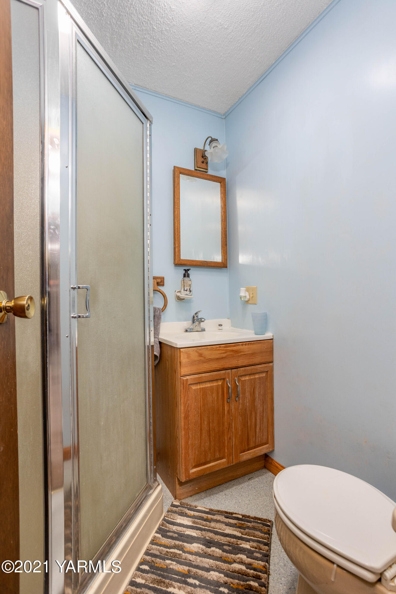 800 Blaine Road Granger, WA 98932 - Photo 15 of 43 a bathroom with a sink a toilet and shower