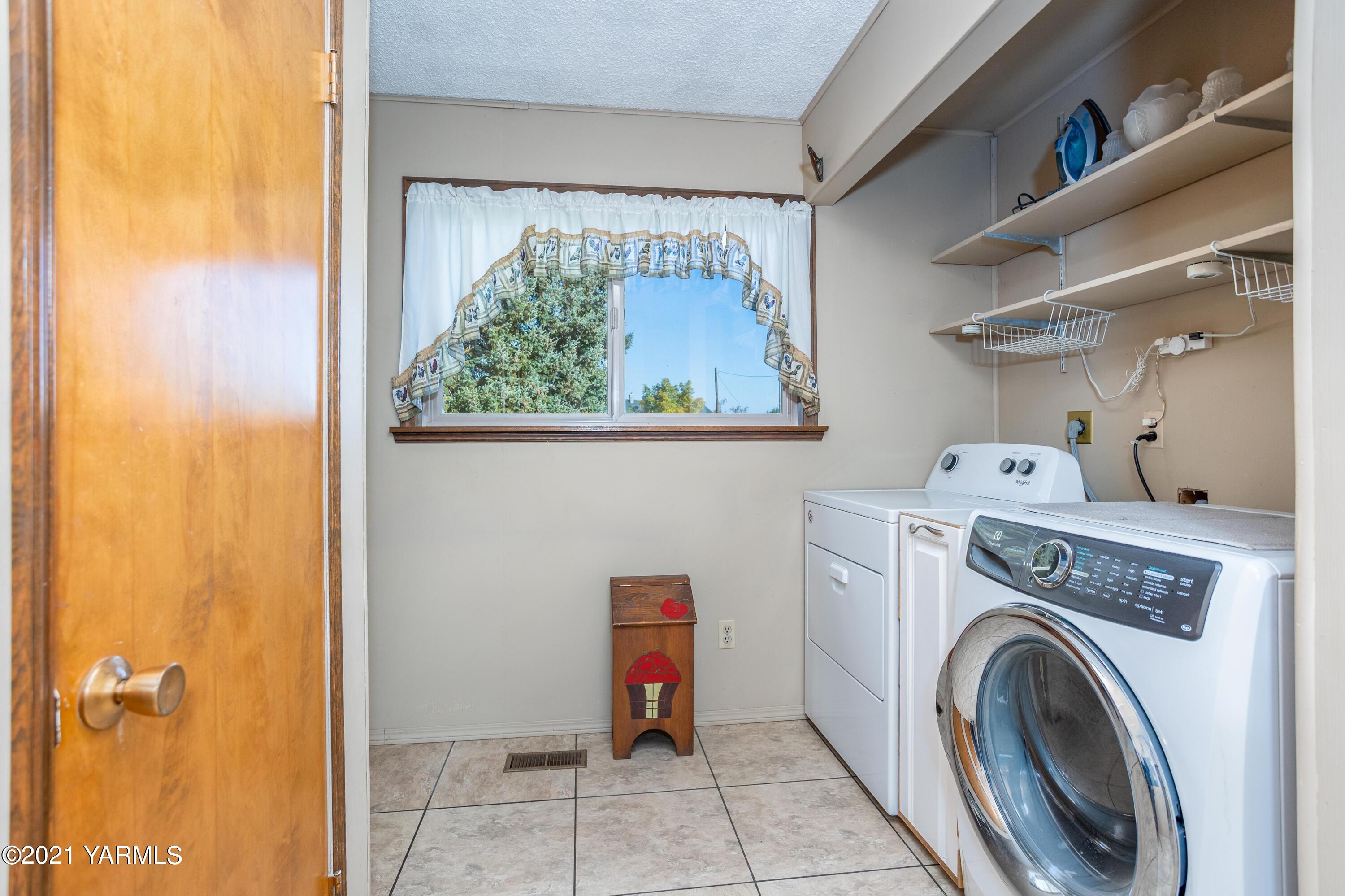 800 Blaine Road Granger, WA 98932 - Photo 16 of 43 a utility room with dryer and washer