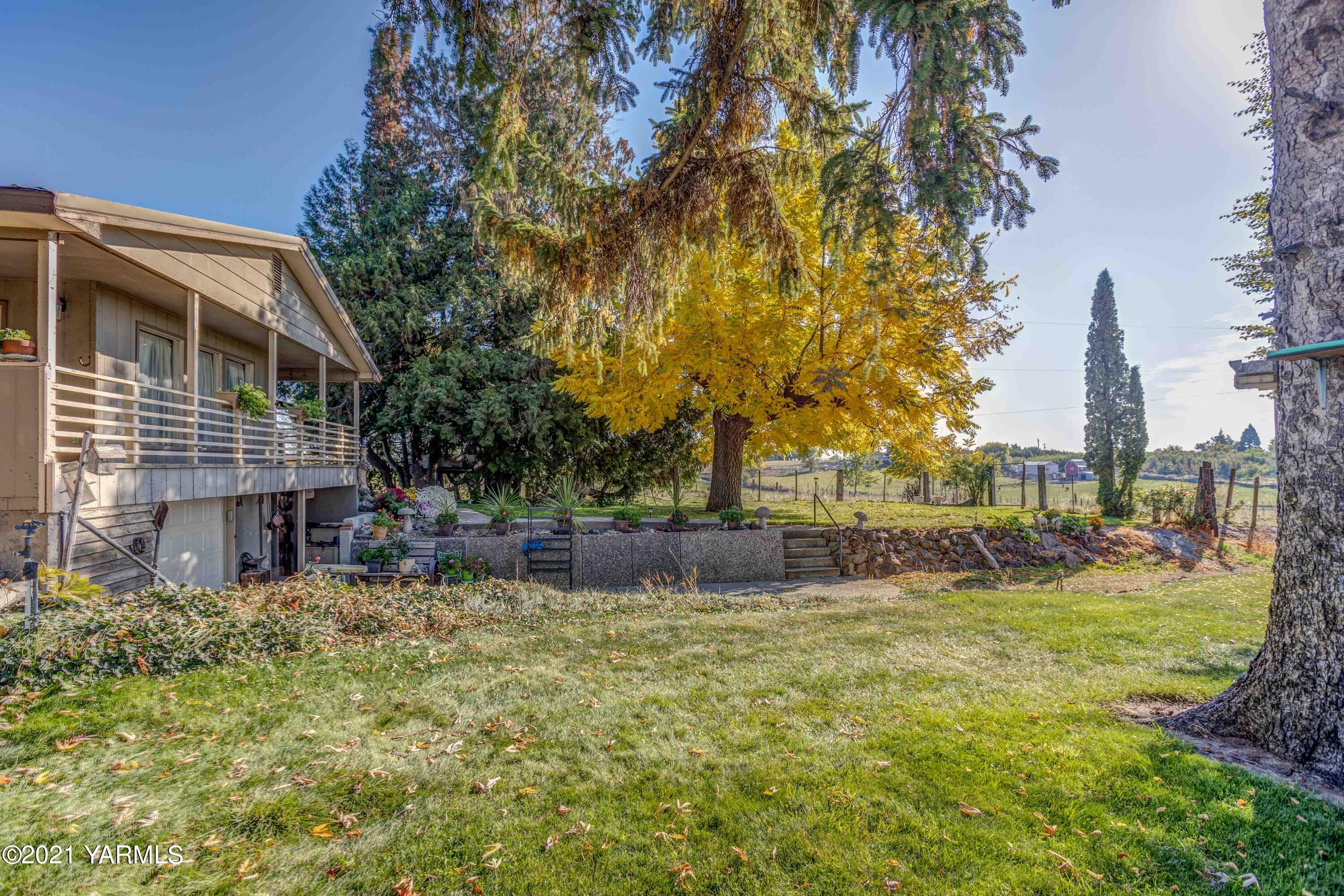 800 Blaine Road Granger, WA 98932 - Photo 23 of 43 a view of a house with a yard