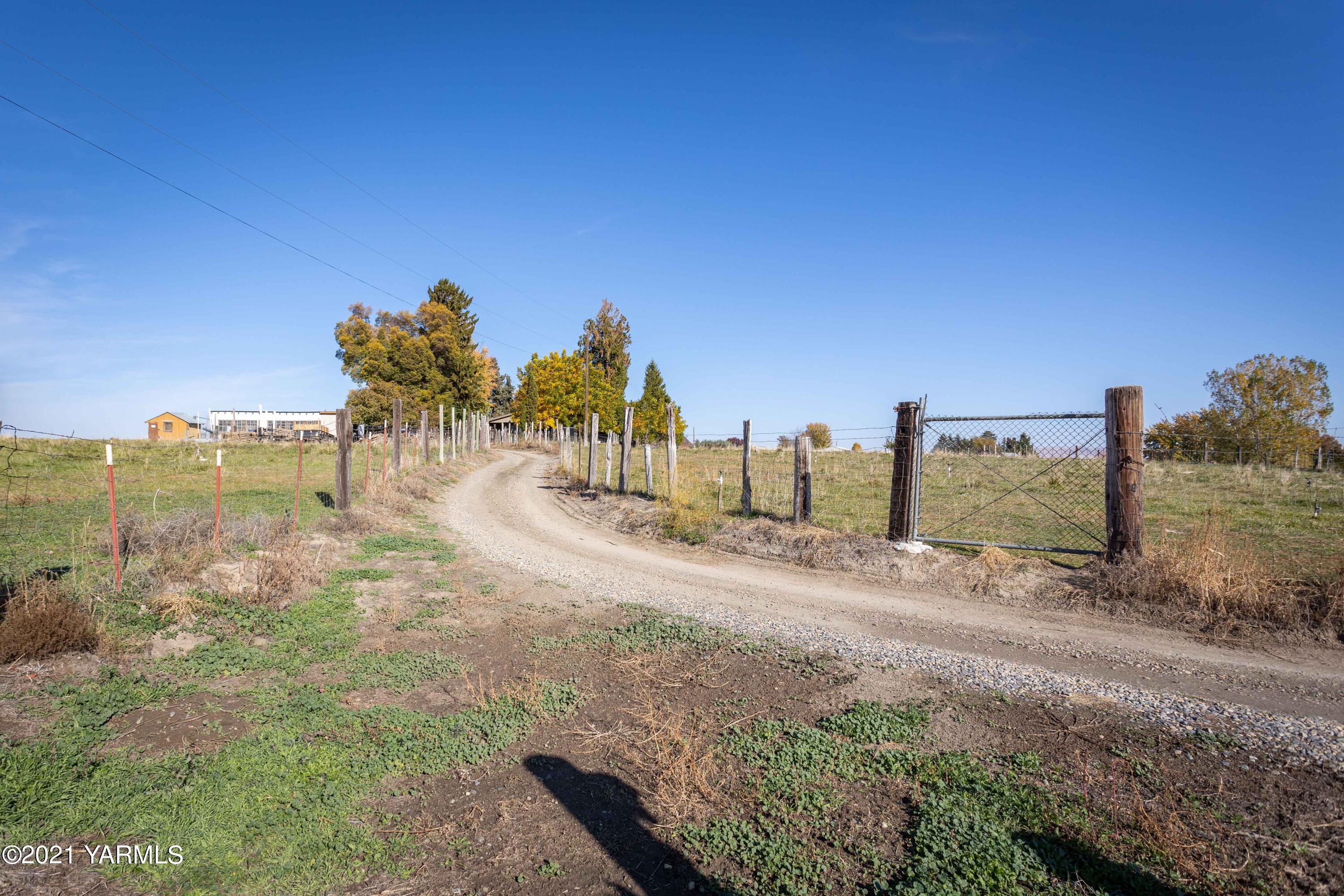 800 Blaine Road Granger, WA 98932 - Photo 25 of 43 a view of a road with an ocean view