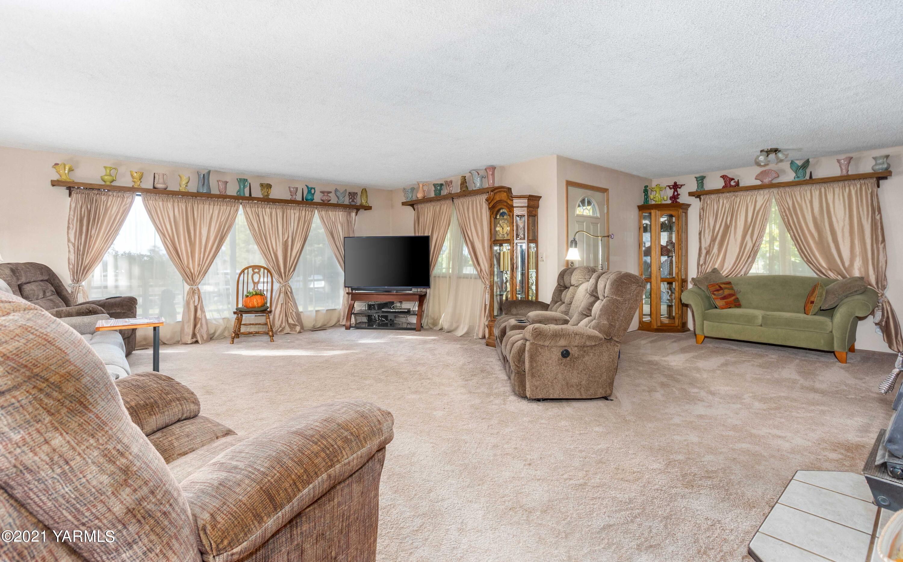 800 Blaine Road Granger, WA 98932 - Photo 4 of 43 a living room with furniture and a flat screen tv
