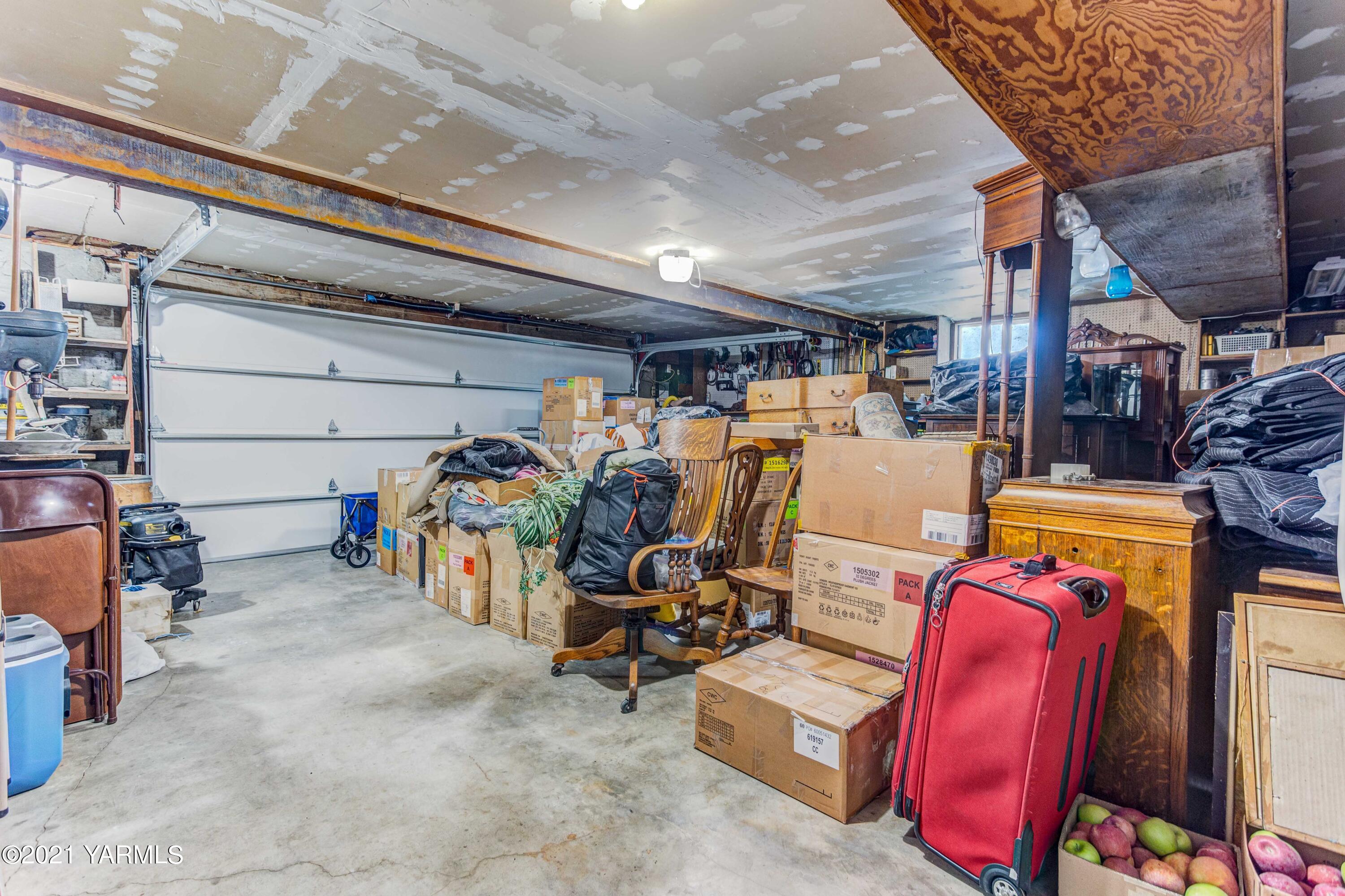 800 Blaine Road Granger, WA 98932 - Photo 40 of 43 a view of a room with gym equipment