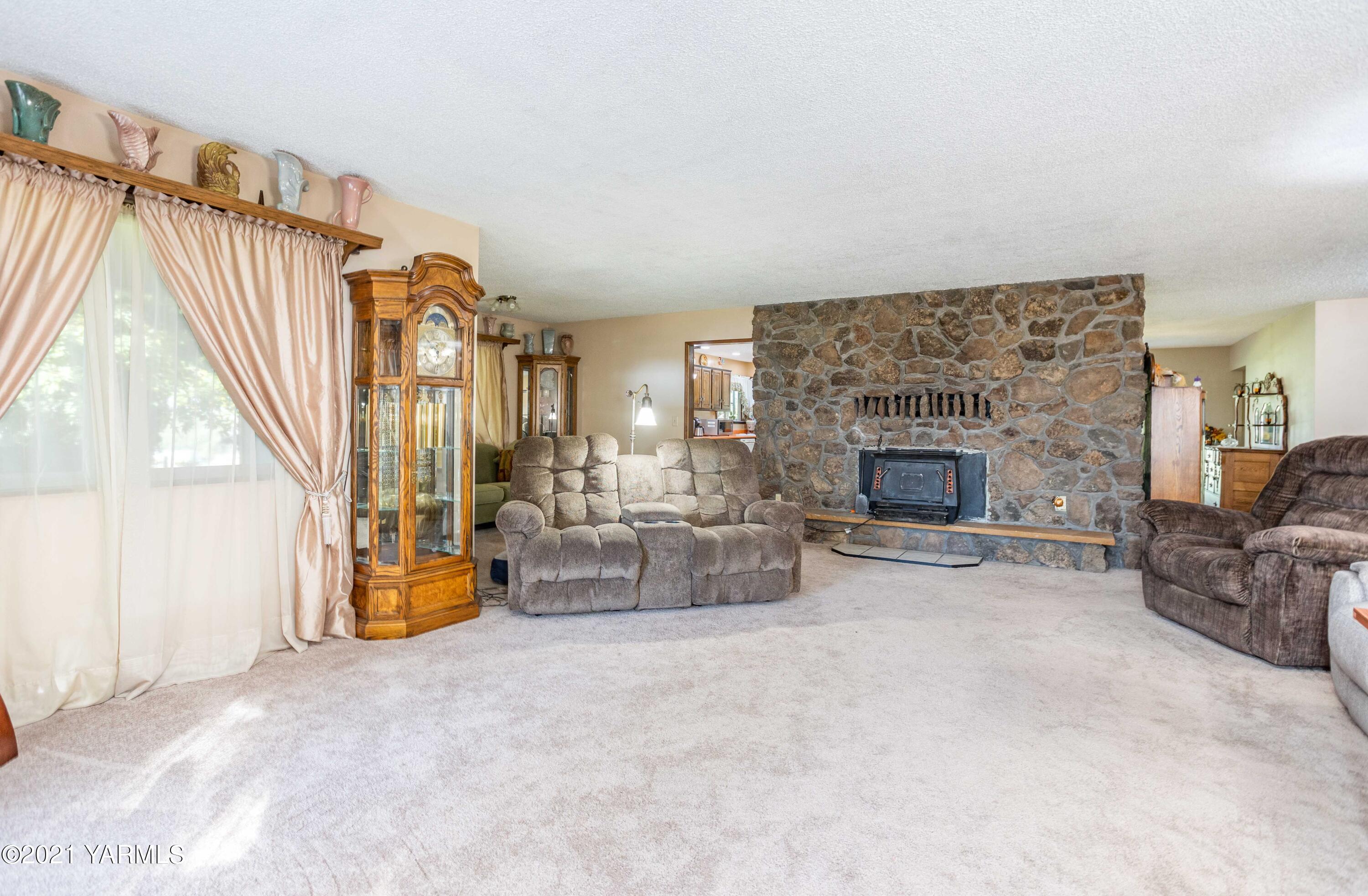 800 Blaine Road Granger, WA 98932 - Photo 5 of 43 a living room with furniture and a fireplace