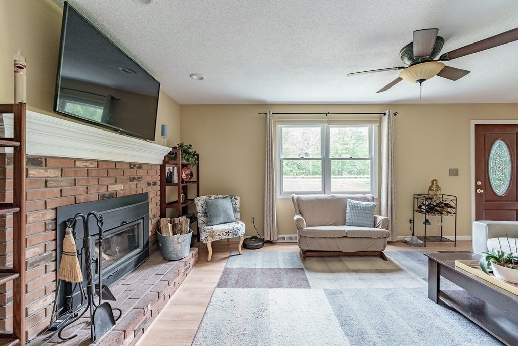 986 Russell Road Westfield, MA 01085 - Photo 8 of 42 Gallery Image 8