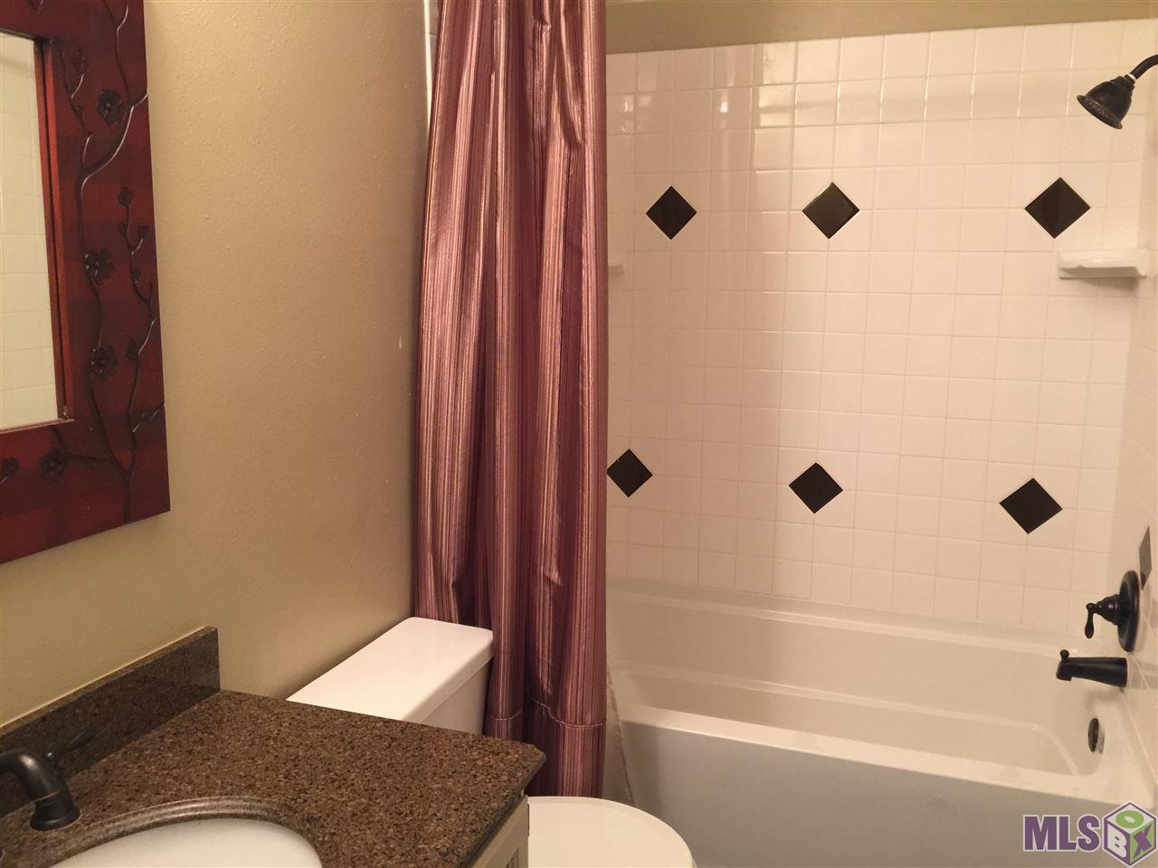 8500 Bluebonnet Boulevard, Unit 17 Baton Rouge, LA 70810 - Photo 11 of 11 Guest bath