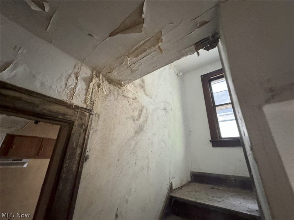 971 Helmsdale Road Cleveland Heights, OH 44112 - Photo 5 of 19 View of stairway