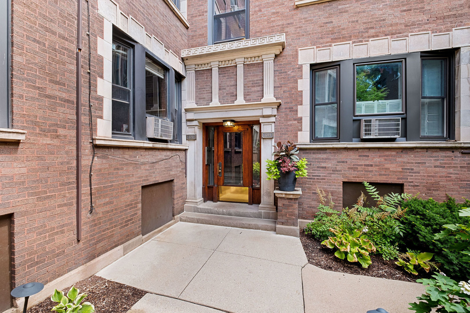 3749 North Pine Grove Avenue, Unit 3 Chicago, IL 60613 - Photo 2 of 33 Gallery Image 2
