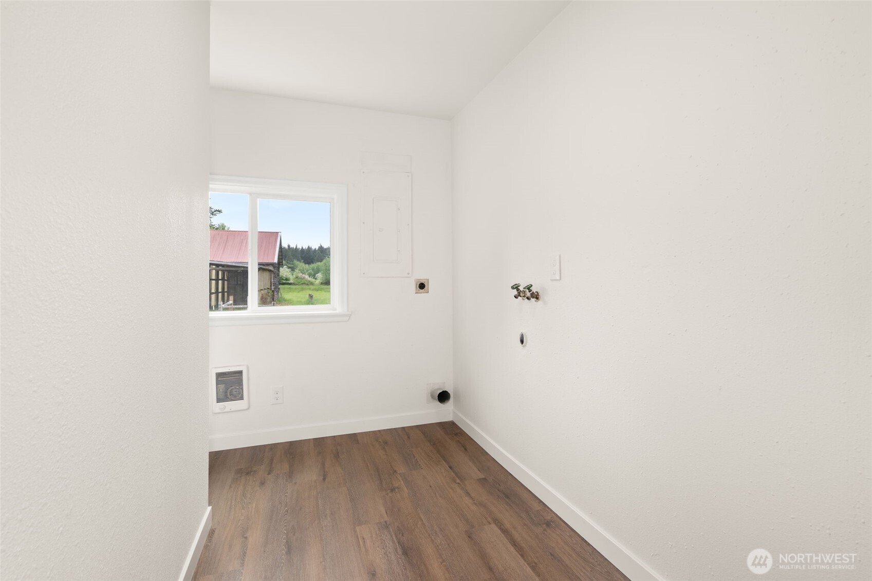 2222 Cooks Hill Road Centralia, WA 98531 - Photo 23 of 36 a view of an empty room with wooden floor