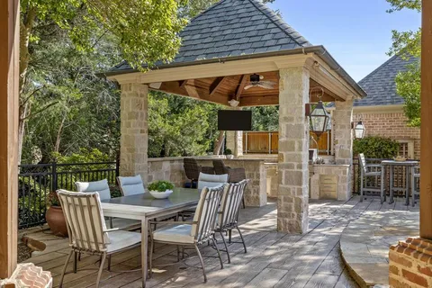 a view of an outdoor sitting area with furniture