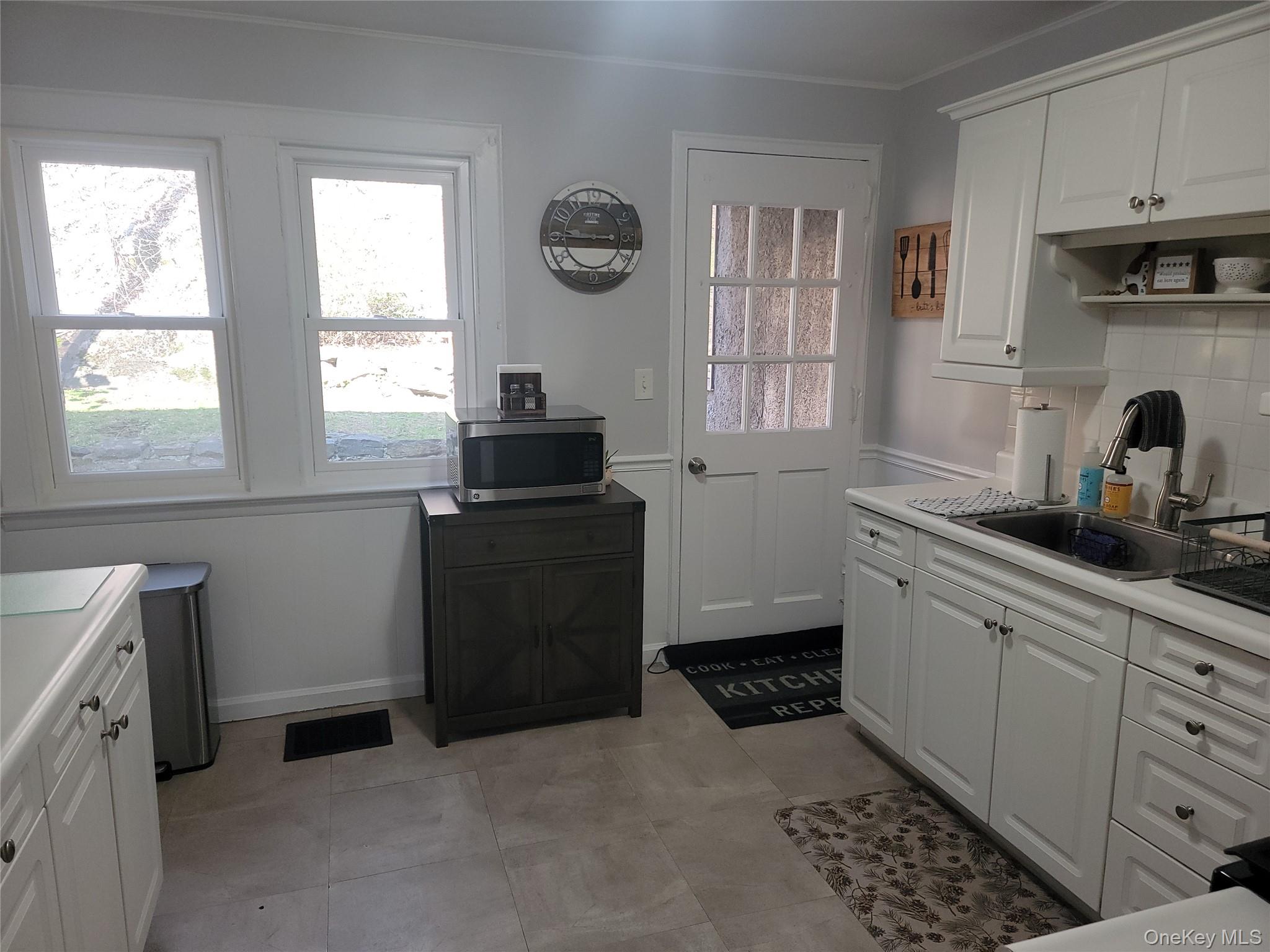 7 Stone Ridge Road Tuxedo Park, NY 10987 - Photo 12 of 33 a kitchen with cabinets appliances and a window