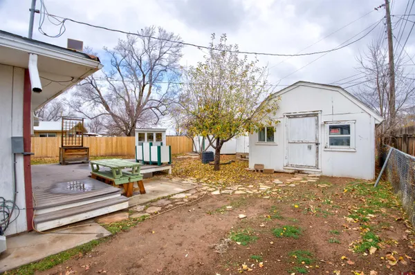 a view of a house with backyard