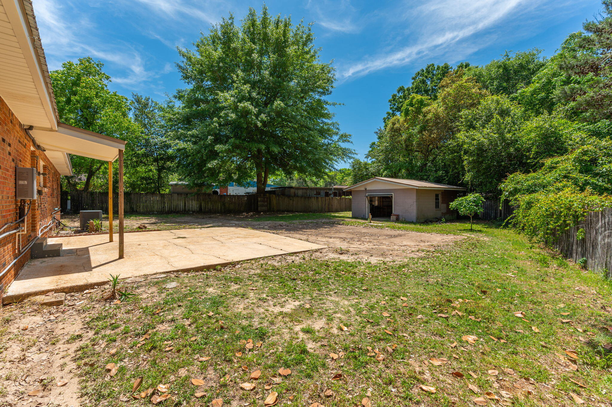 101 Seminole Trail Crestview, FL 32536 - Photo 27 of 30 a backyard of a house with table and chairs