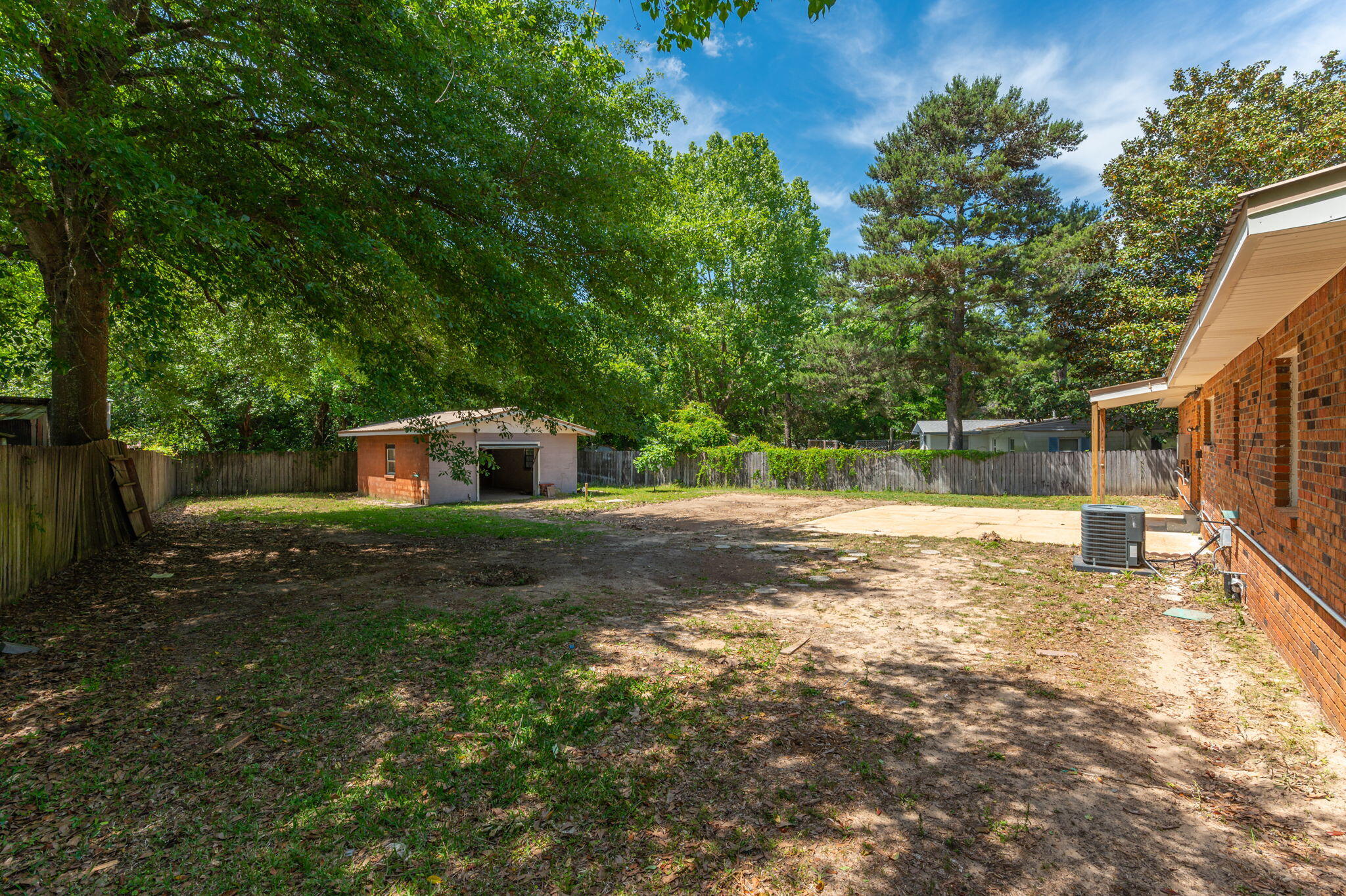 101 Seminole Trail Crestview, FL 32536 - Photo 29 of 30 a backyard of a house with table and chairs