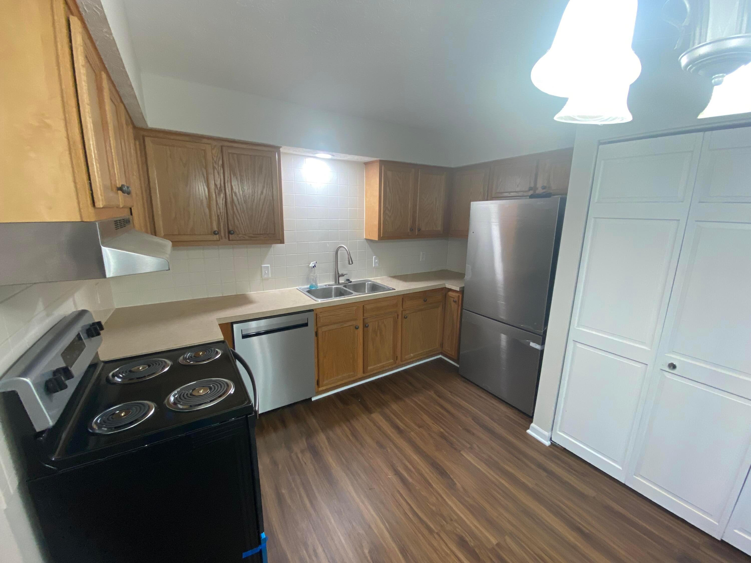 896-906 South Spring Road Westerville, OH 43081 - Photo 21 of 31 906 S Spring - Photo 01 - Kitchen