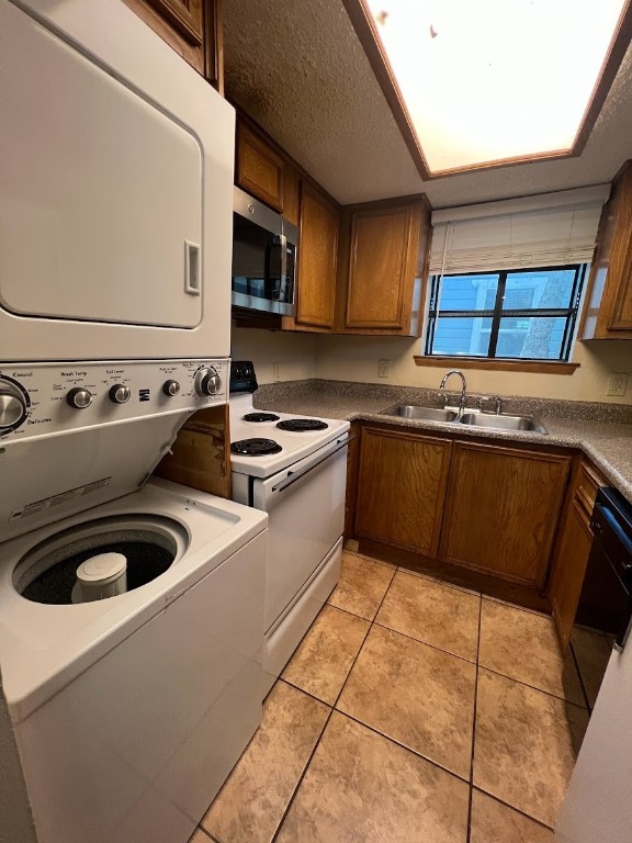 3506 Speedway, Unit 101 Austin, TX 78705 - Photo 19 of 31 a kitchen with a stove a sink and a refrigerator