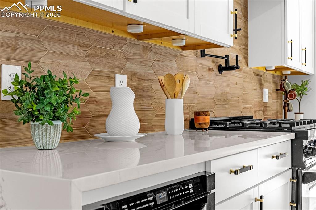 15520 Bar X Road Colorado Springs, CO 80908 - Photo 7 of 50 a vase of flowers sitting on a table