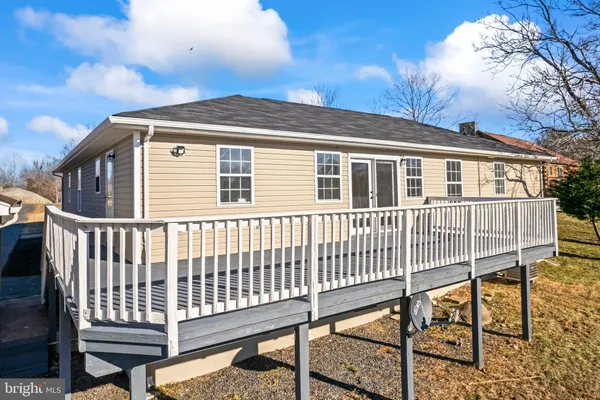 a picture of a bench in a wall
