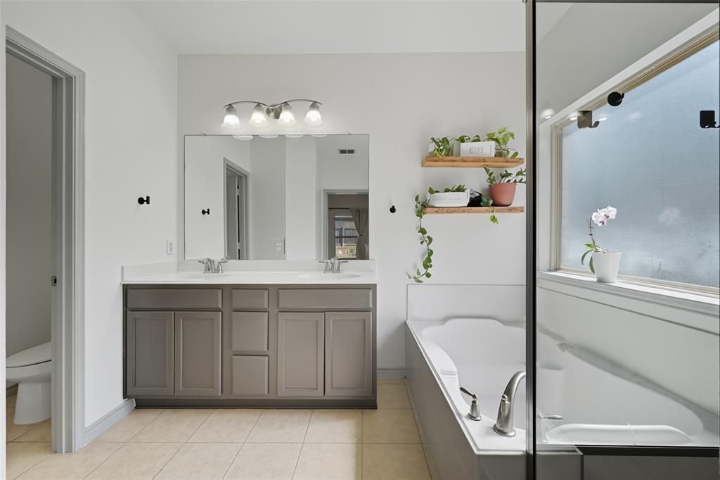 308 Sheridan Road Oak Point, TX 75068 - Photo 17 of 32 Garden tub