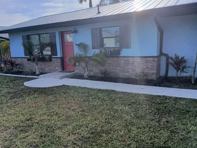 a view of a house with a yard