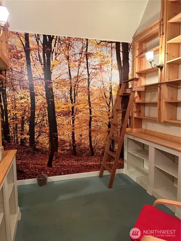 a view of entryway with a room