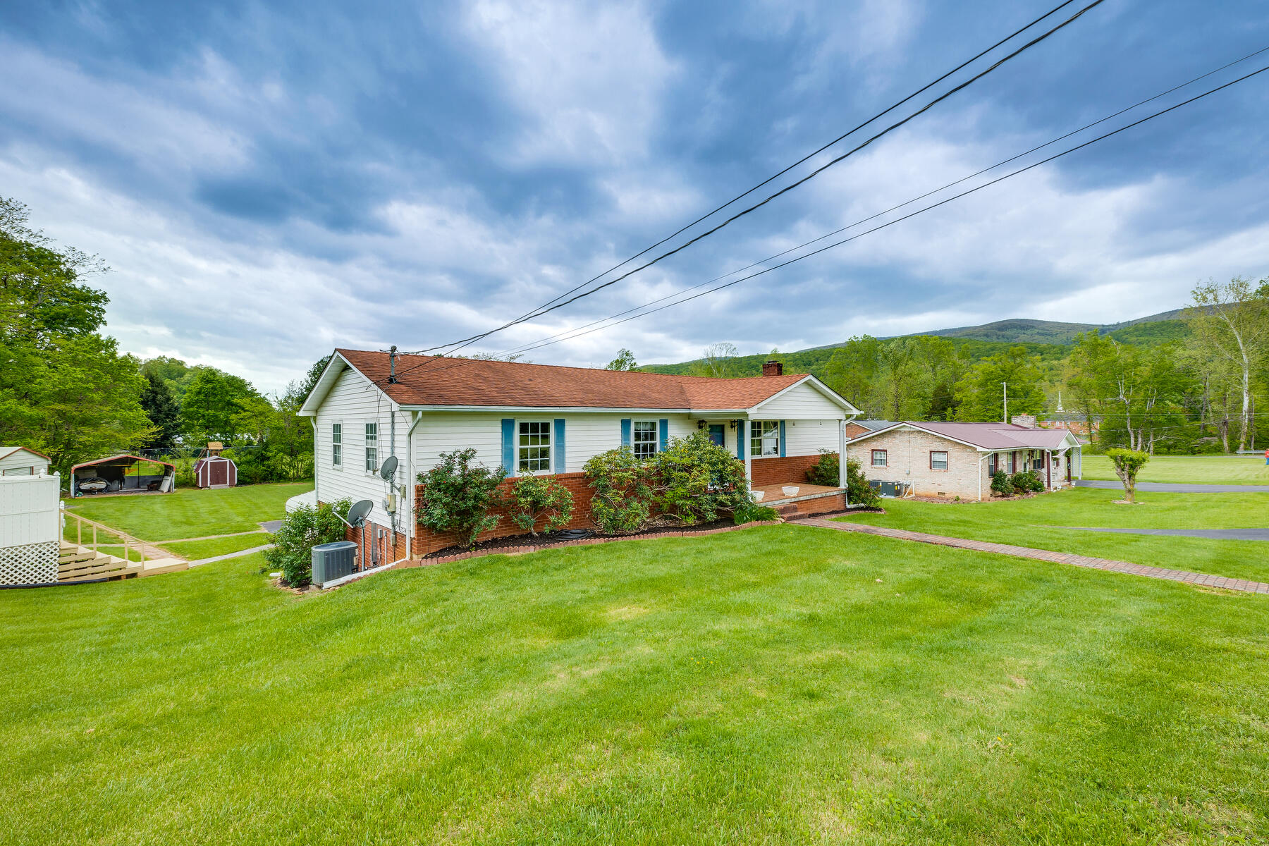 112 Unaka Subdivision Road Elizabethton, TN 37643 - Photo 1 of 49 003