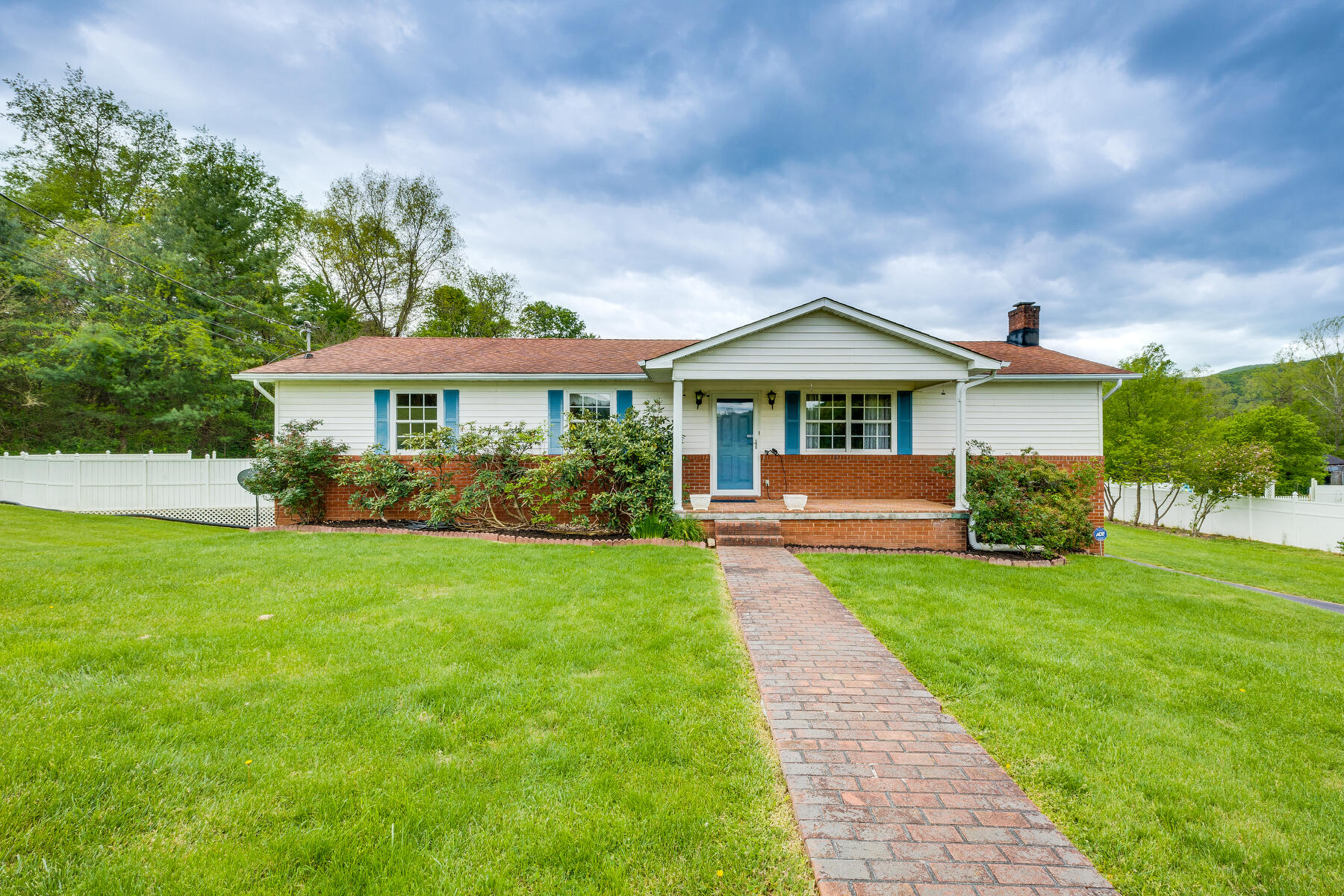 112 Unaka Subdivision Road Elizabethton, TN 37643 - Photo 2 of 49 001