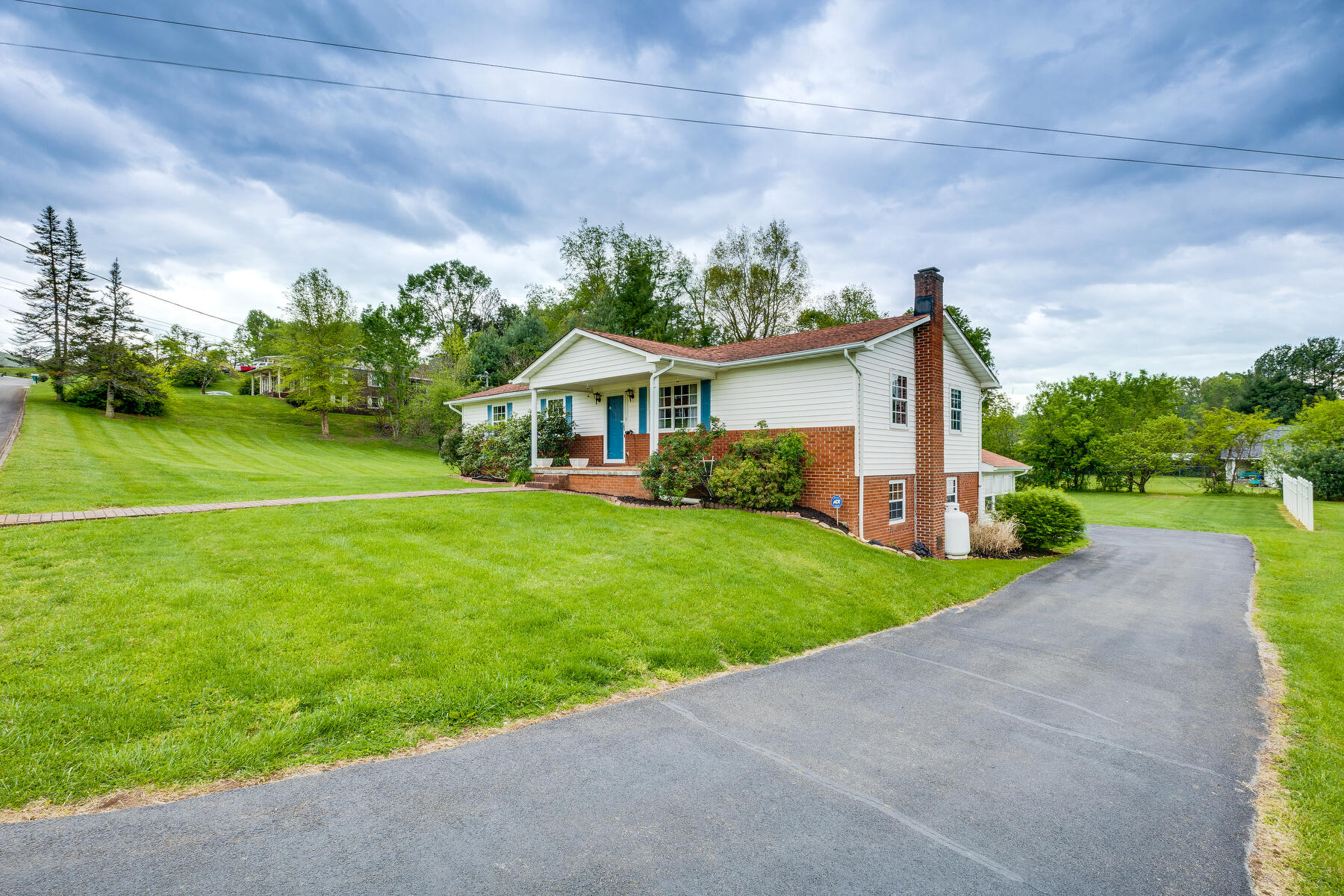 112 Unaka Subdivision Road Elizabethton, TN 37643 - Photo 3 of 49 002