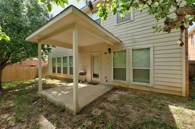 a view of a house with backyard and garden