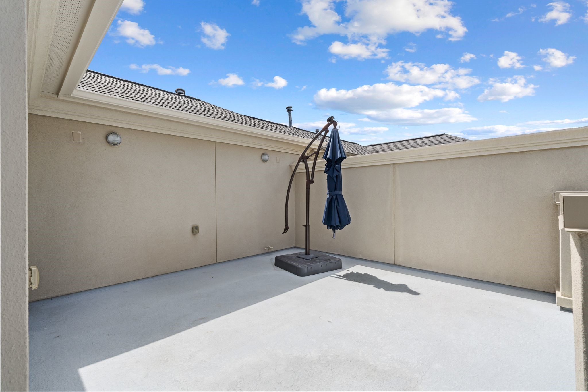 908 Thompson Street Houston, TX 77007 - Photo 30 of 45 This private fourth-floor rooftop terrace offers west-facing views toward the Uptown skyline.