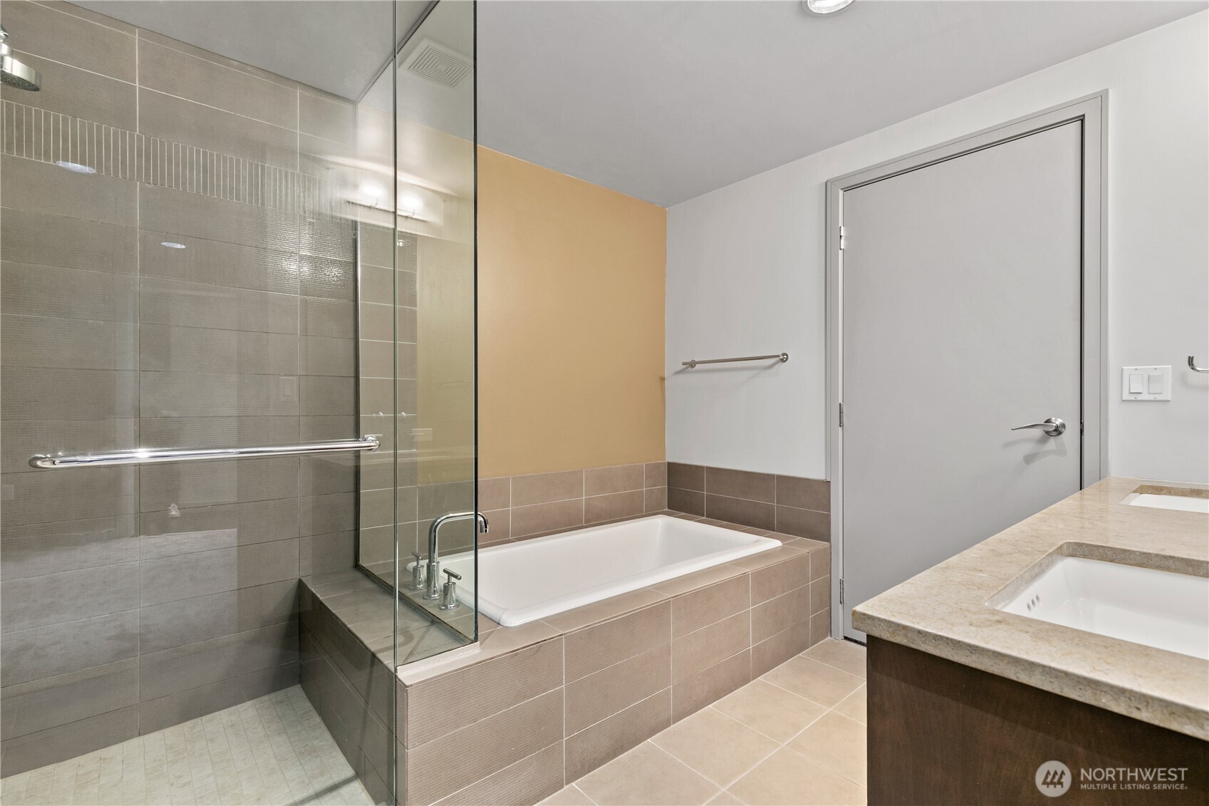 10650 Northeast 9th Place, Unit 1423 Bellevue, WA 98004 - Photo 18 of 40