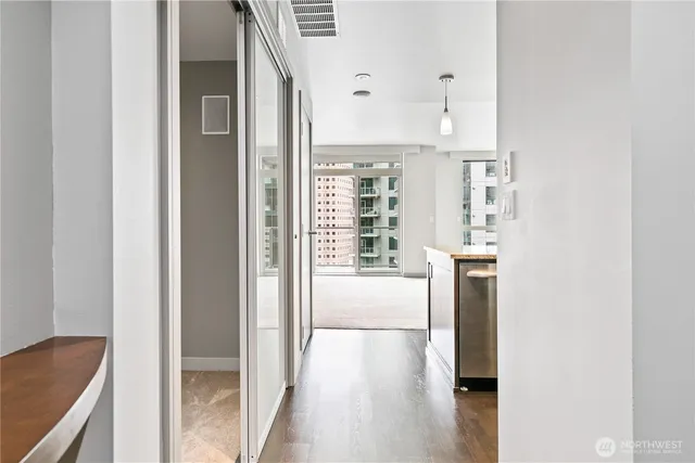 $799,000 | 10650 Northeast 9th Place, Unit 1423, Bellevue, WA 98004