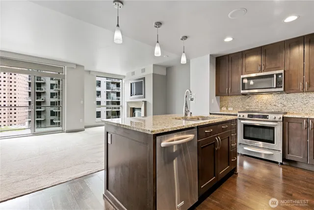 $799,000 | 10650 Northeast 9th Place, Unit 1423, Bellevue, WA 98004