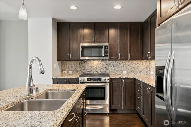 $799,000 | 10650 Northeast 9th Place, Unit 1423, Bellevue, WA 98004