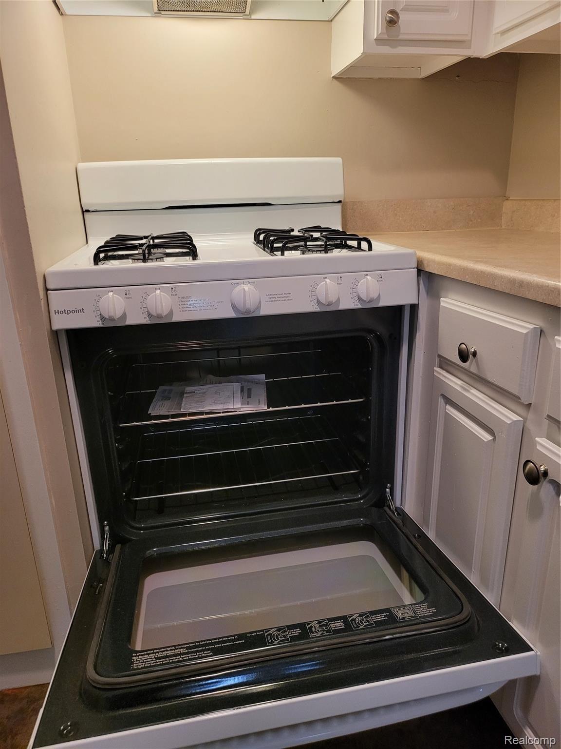 30229 Utica Road, Unit 229 Roseville, MI 48066 - Photo 13 of 25 Stove.jpg