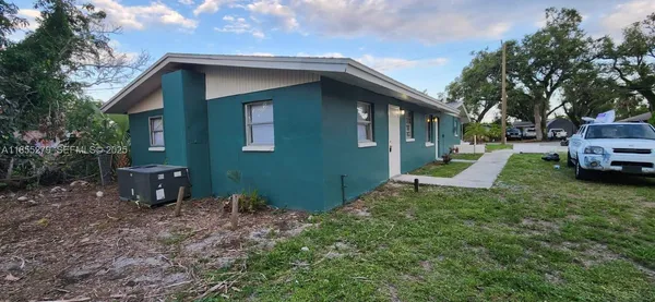 a view of a house with a yard