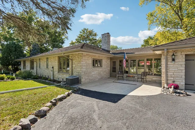 $724,900 | 1090 Roselle Road, Inverness, IL 60067