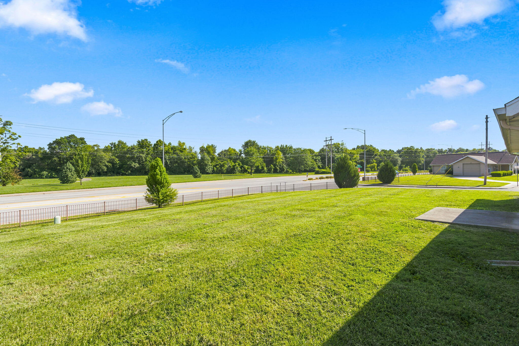 726 East Sunset Street Springfield, MO 65807 - Photo 4 of 24 4-web-or-mls-HWJ01698