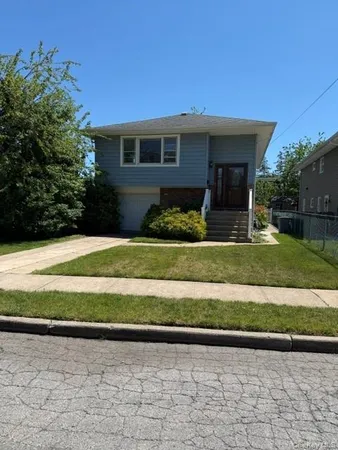 $750,000 | 190 Hollywood Avenue, Valley Stream, NY 11581